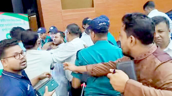সীমানা শুনানিতে বিএনপি-এনসিপি সংঘর্ষ সীমানা শুনানিতে বিএনপি-এনসিপি সংঘর্ষ