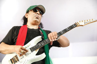 রূপালী গিটারের কিংবদন্তি
