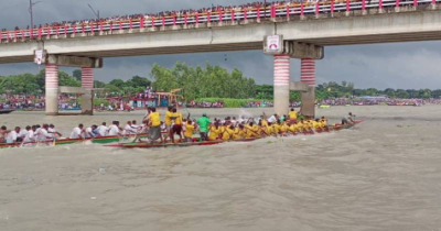 কালিগঙ্গায় ঐতিহ্যবাহী নৌকা বাইচে হাজারো মানুষের মিলনমেলা
