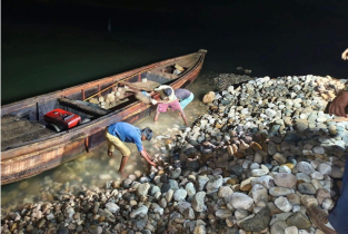 লুট হওয়া পাথর ফেরত দিতে তিন দিনের আলটিমেটাম