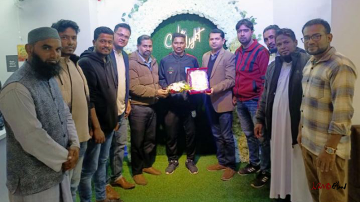 বিরামপুরে ফুটবলার দুর্জয় পাহান দূর্গা’কে সংবর্ধনা