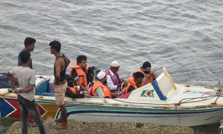 টেকনাফে স্পিডবোট উল্টে মা-মেয়ে নিহত, ছয় যাত্রী উদ্ধার