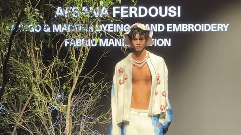 ‘ফিউচার ক্র্যাফট রানওয়ে’ পর্বে প্রদর্শিত হয় আফসানা ফেরদৌসীর বৈচিত্র্যময় ডিজাইনের পোশাকগুলো। ছবি: সংগৃহীত