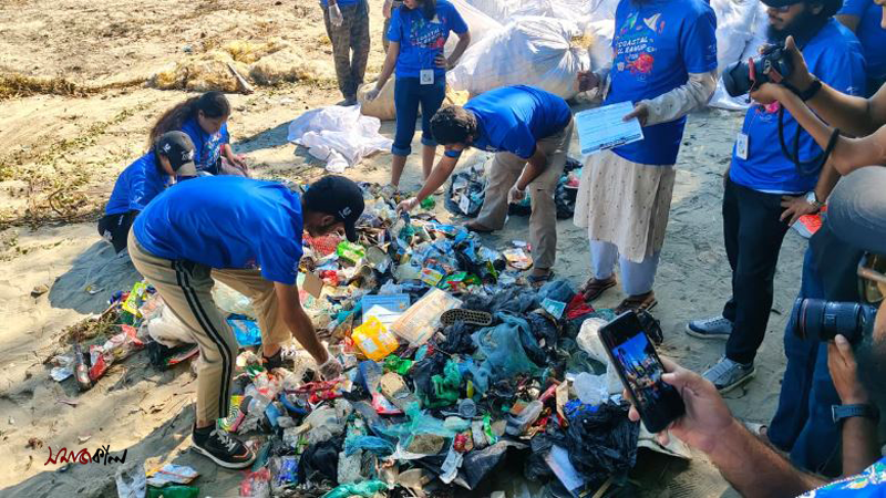 সেন্টমার্টিন থেকে ১৮৫০ কেজি বর্জ্য অপসারণ করল কেওক্রাডং। ছবি: সমাজকাল