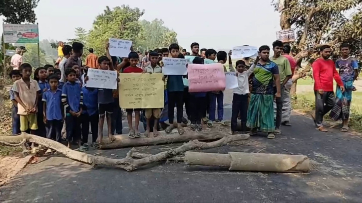 ট্রাকের ধাক্কায় স্কুলশিক্ষিকা নিহতের প্রতিবাদে সড়ক অবরোধ-বিক্ষোভ