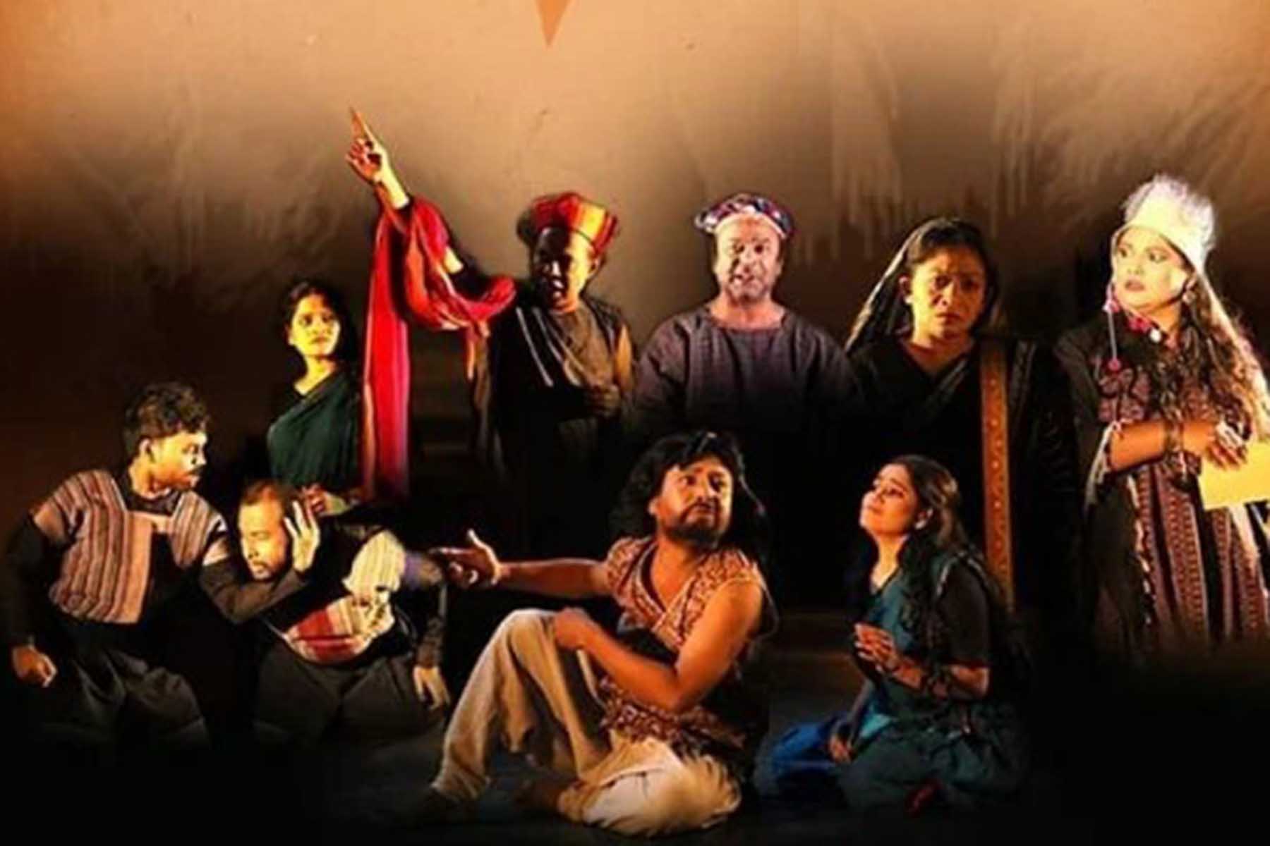 প্রকৃতি ও প্রেম হাত ধরাধরি করে চলে; প্রেম শিল্প সৃষ্টির রসদ জোগান দেয়- এমন গহন-অবগাহনের ডাক পাঠায় নাটকটি। ছবি: থিয়েটার ফ্যাক্টরি