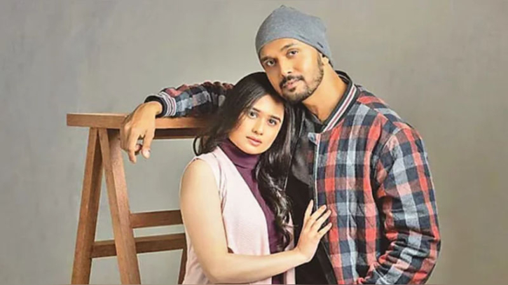 আরিফিন শুভর সঙ্গে ‘চুমুকাণ্ড’ নিয়ে মুখ খুললেন ঐশী