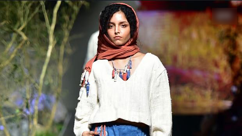 ‘ফিউচার ক্র্যাফট রানওয়ে’ পর্বে প্রদর্শিত হয় আফসানা ফেরদৌসীর বৈচিত্র্যময় ডিজাইনের পোশাকগুলো। ছবি: সংগৃহীত