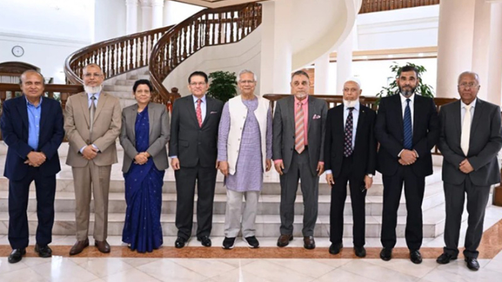 প্রধান উপদেষ্টার সঙ্গে সিইসিসহ চার নির্বাচন কমিশনারের বৈঠক