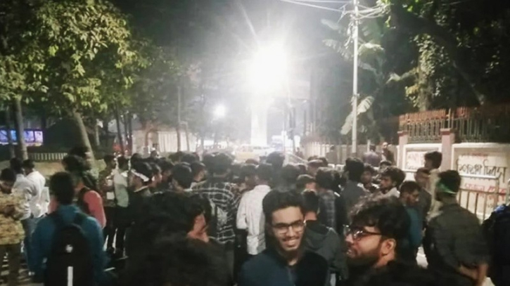 রাতেও শিক্ষা ভবনের সামনে শিক্ষার্থীদের অবস্থান