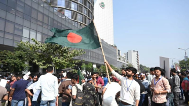 বিটিআরসির সামনে মোবাইল ব্যবসায়ীদের সড়ক অবরোধ