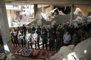 গাজার বিধ্বস্ত মসজিদে জুমার নামাজ