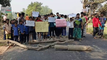 ট্রাকের ধাক্কায় স্কুলশিক্ষিকা নিহতের প্রতিবাদে সড়ক অবরোধ-বিক্ষোভ