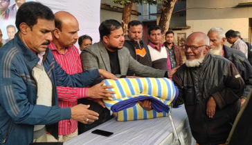 ঠাকুরগাঁওয়ে শীতার্তদের মাঝে শীতবস্ত্র বিতরণ