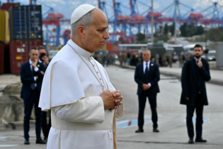 বৈরুত বন্দরের বিস্ফোরণস্থলে পোপ লিওর প্রার্থনা