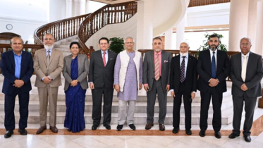 প্রধান উপদেষ্টার সঙ্গে সিইসিসহ চার নির্বাচন কমিশনারের বৈঠক