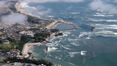 জাপানে সুনামির আশঙ্কা: উপকূল ছাড়ার নির্দেশ