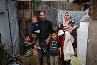 বন্যায় ভেসে যাওয়া তাঁবুতে অনাগত সন্তানের অপেক্ষা