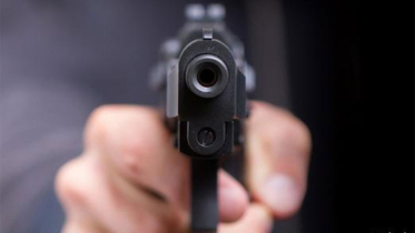 স্কুলের সামনে গুলি করে ফেলে রাখা হয় অটোরিকশাচালককে