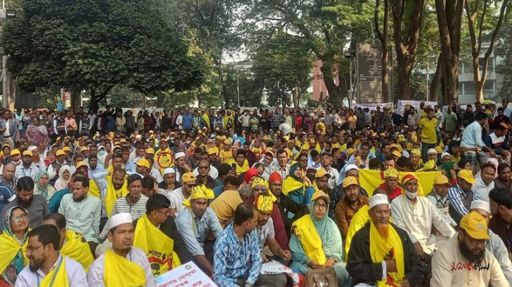 তৃতীয় দিনের মতো শহীদ মিনারে স্বাস্থ্য সহকারীরা: বন্ধ টিকাদন কর্মসূচি