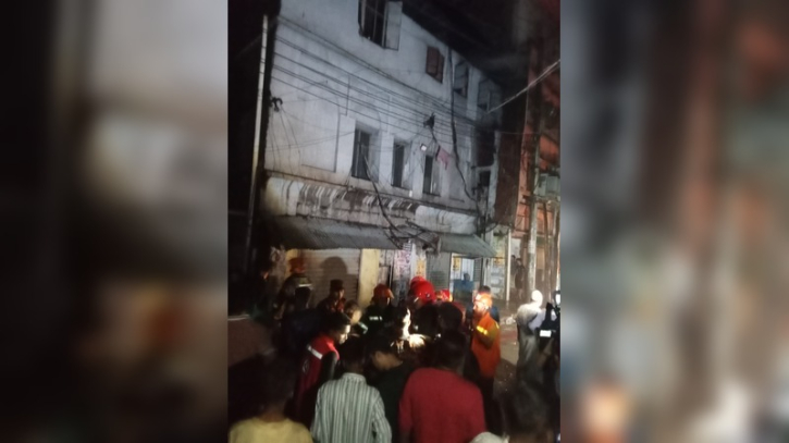 চকবাজারের আবাসিক ভবনে আগুন