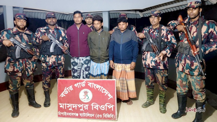 সীমান্তে দুই ভারতীয় গরু চোরাকারবারিসহ এক বাংলাদেশী সহযোগী আটক 