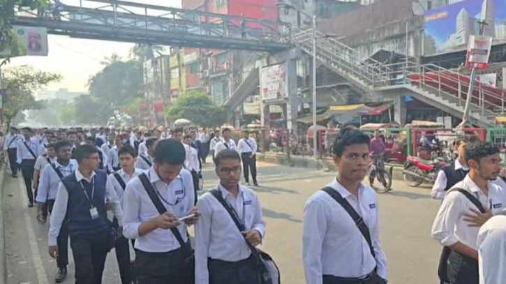 সায়েন্সল্যাব অবরোধ করেছেন ঢাকা কলেজের শিক্ষার্থীরা