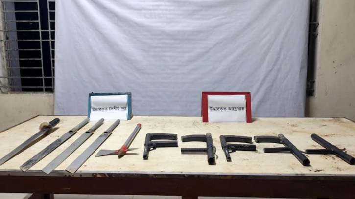 সীতাকুণ্ডে ঝোপের ভেতর পরিত্যক্ত অবস্থায় ৩ পাইপগানসহ দেশীয় অস্ত্র উদ্ধার করল র‌্যাব-৭