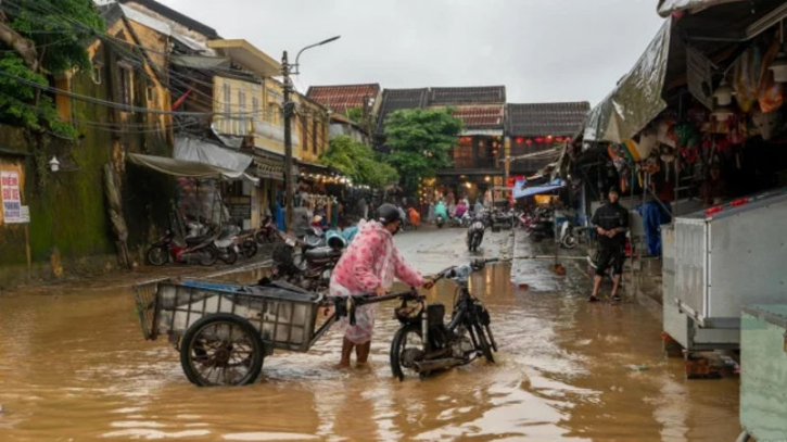 টানা বর্ষণে ভয়াবহ বন্যা: নিহত ৪১, ঘরবাড়ি তলিয়ে লাখো মানুষ বিপর্যস্ত