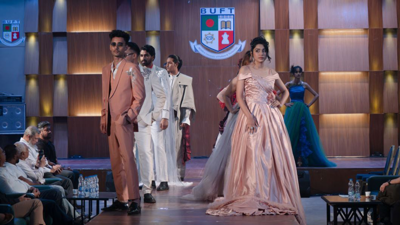 ফ্যাশন ডিজাইন অ্যান্ড টেকনোলজি বিভাগের আয়োজনে অনুষ্ঠিত ফ্যাশন প্রদর্শনী, ‘টু থ্রি ওয়ান কালেকটিভস’। ছবি: আয়োজকদের ফেসবুক