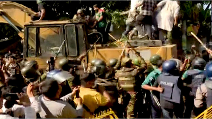 ধানমন্ডি ৩২–বুলডোজার আটকাতে গেলে জনতা–পুলিশ ধাওয়া পাল্টা ধাওয়া