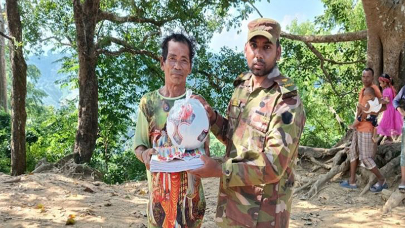 তরুণদের মাঝে ফুটবল, ব্যাডমিন্টন, ভলিবলসহ ক্রীড়া সামগ্রী বিতরণ করে বাংলাদেশ সেনাবাহিনী। ছবি: সমাজকাল