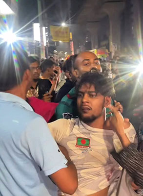 এনসিপি কার্যালয়ের সামনে ককটেল বিস্ফোরণের পর সন্দেহভাজন তিনজনসহ ৫ জনকে আটক করেন দলটির নেতাকর্মীরা। ছবি: সংগৃহীত