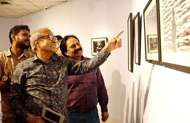 আবু রাসেল রনির প্রথম একক আলোকচিত্র প্রদর্শনী ঘুরে দেখছেন অতিথিরা। ছবি: আয়োজক কর্তৃপক্ষ