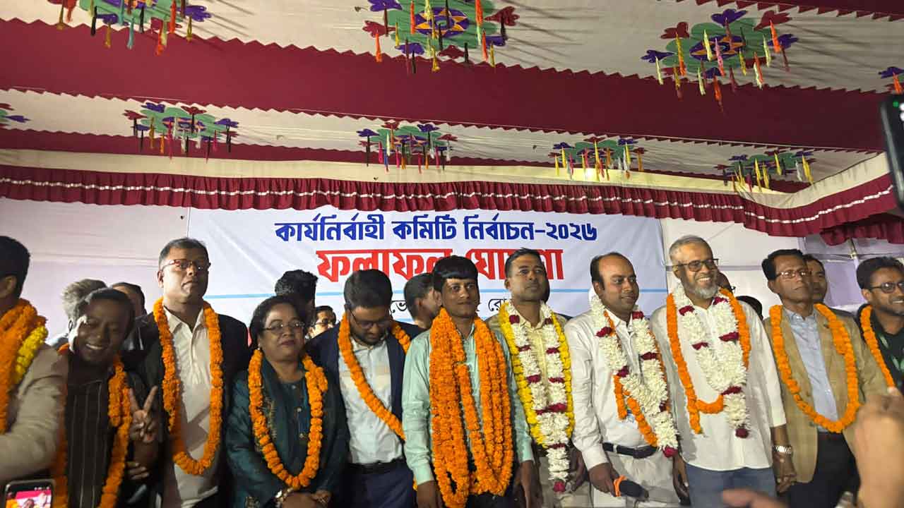 ঢাকা রিপোর্টার্স ইউনিটির (ডিআরইউ) নির্বাচনে নবনির্বাচিতরা। ছবি: সমাজকাল