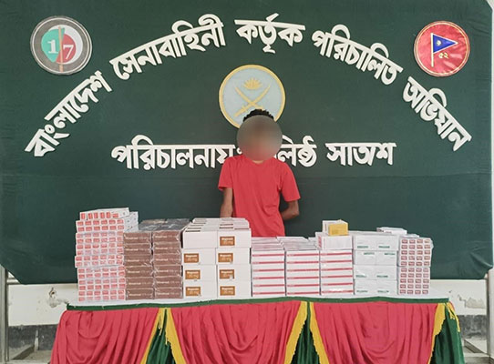 সিলেটের জৈন্তাপুর উপজেলায় অবৈধ ভারতীয় পণ্যসহ ব্যবসায়ী আটক। ছবি: আইএসপিআরের ফেসবুক পেজ