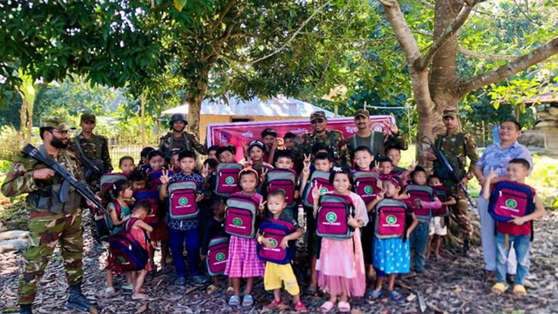 সেনাবাহিনীর দেয়া নতুন ব্যাগ হাতে পেয়ে দূর্গম পাহাড়ে শিশুদের মুখে আনন্দের ঝিলিক দেখা যাচ্ছে তাদের চোখ মুখে। ছবি: সমাজকাল