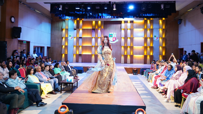 ফ্যাশন ডিজাইন অ্যান্ড টেকনোলজি বিভাগের আয়োজনে অনুষ্ঠিত ফ্যাশন প্রদর্শনী, ‘টু থ্রি ওয়ান কালেকটিভস’। ছবি: আয়োজকদের ফেসবুক