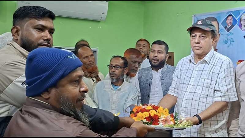 ওয়াদুদ ভূইয়া জোমায়াত-শিবিরের নেতাকর্মীদের ফুল দিয়ে বরণ করছেন। ছবি : সমাজকাল