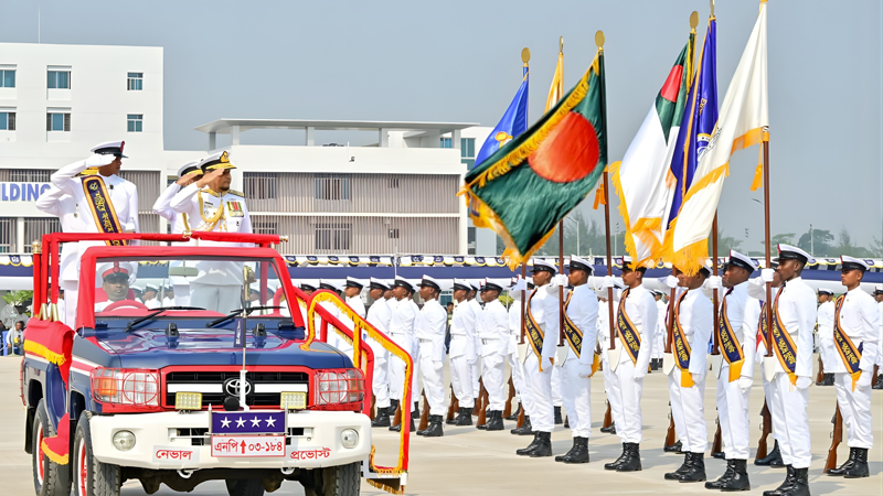 নৌ-বাহিনী প্রধান অ্যাডমিরাল এম নাজমুল হাসান প্রধান অতিথি হিসেবে প্যারেড পরিদর্শন ও সালাম গ্রহণ করেন। ছবি: নৌবাহিনীর মিডিয়া উইংস