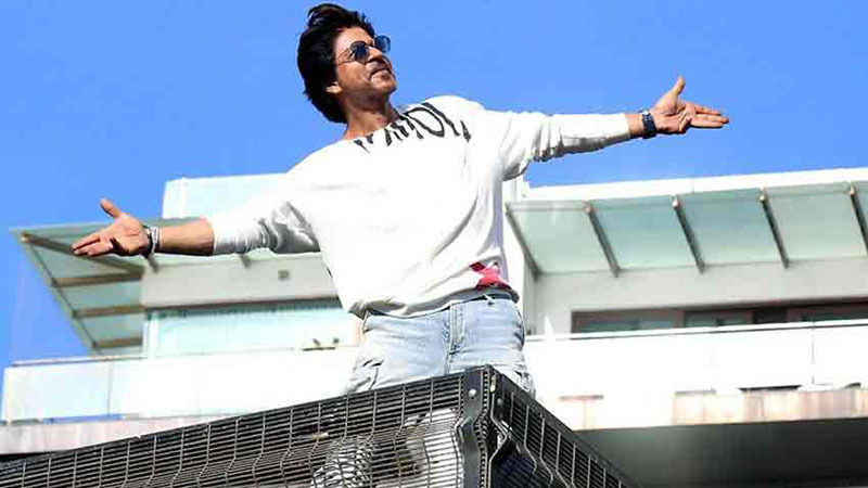 সিগনেচার পোজে ব্যালকনিতে দাড়িয়ে শাহরুখ। ছবি: ফেসবুক