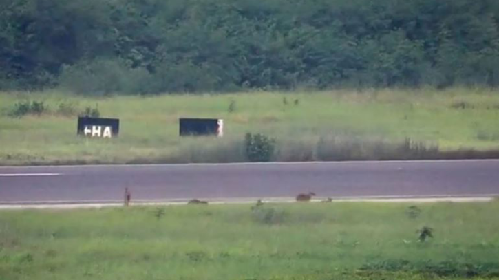 রানওয়েতে শিয়ালের আনাগোনা, শাহ আমানতে ২৬ মিনিট দেরিতে ছাড়ল ফ্লাইট