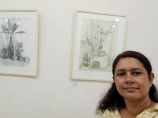 ঢাবির ভাস্কর্য বিভাগের প্রদর্শনীতে লেখক। 