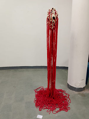 প্রদর্শনীতে স্থান পেয়েছে বিভিন্ন মাধ্যমের শিল্পকর্ম। ছবি: তাসকিনা ইয়াসমিন