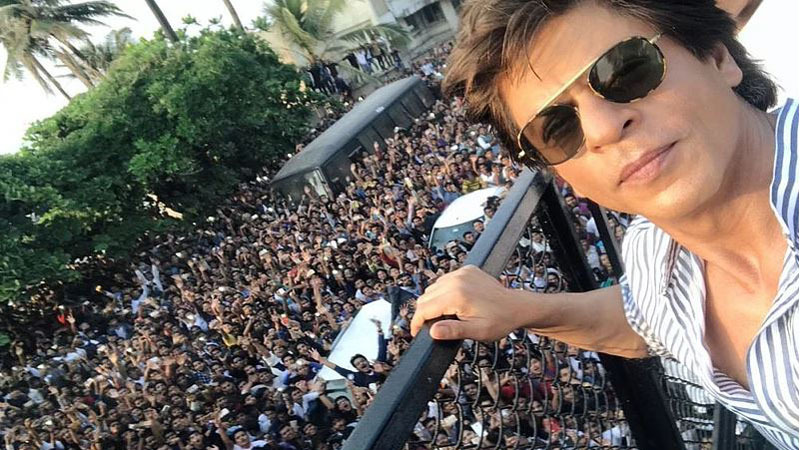 ভক্তদের নিয়ে সেলফি তুলছেন কিং খান। ছবি: ফেসবুক