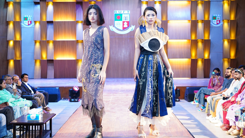 ফ্যাশন ডিজাইন অ্যান্ড টেকনোলজি বিভাগের আয়োজনে অনুষ্ঠিত ফ্যাশন প্রদর্শনী, ‘টু থ্রি ওয়ান কালেকটিভস’। ছবি: আয়োজকদের ফেসবুক