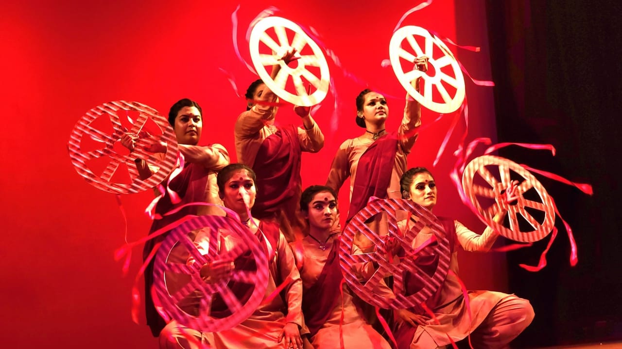 চট্টগ্রাম থিয়েটার ইন্সটিটিউটের মঞ্চে ওড়িশি নৃত্যের পরিবেশনা। ছবি: সমাজকাল