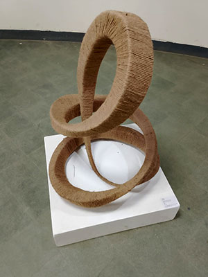 প্রদর্শনীর শিল্পকর্মগুলো তৈরিতে বিভিন্ন মাধ্যম ব্যবহার করা হয়েছে। ছবি: তাসকিনা ইয়াসমিন