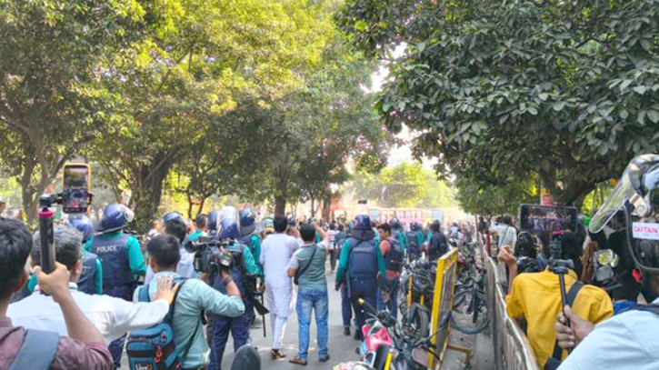 ধানমন্ডি ৩২ থেকে এক্সকাভেটর সরিয়ে নেওয়া হলো