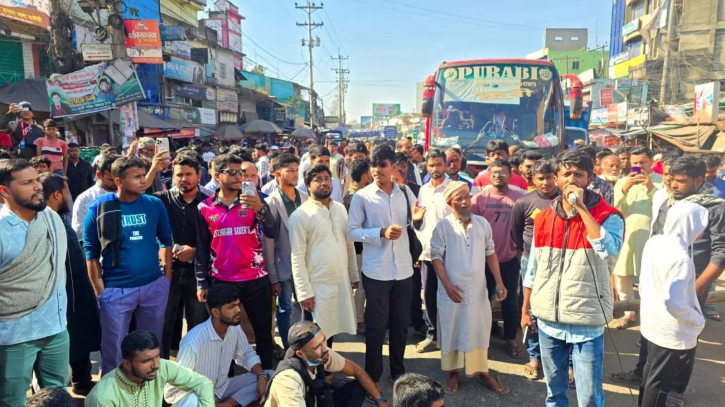 চট্টগ্রাম–কক্সবাজার মহাসড়ক ছয়লেনের দাবিতে লোহাগাড়ায় মানববন্ধন 